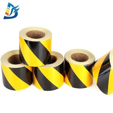 黒と黄色の反射テープ