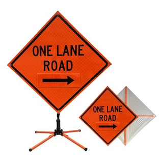 前方に1車線道路あり(前方にベルクロあり)ロールアップ標識
